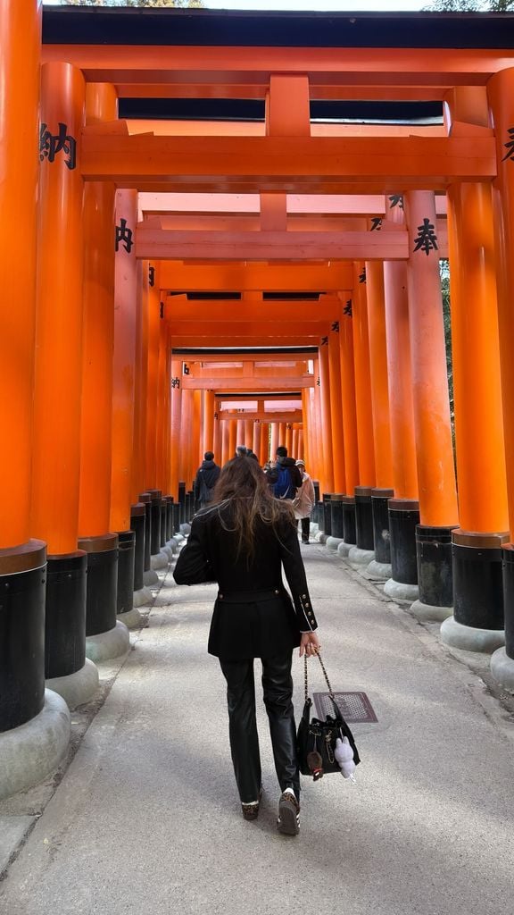 Sofía Castro en uno de los Santuarios más famosos de Kyoto.