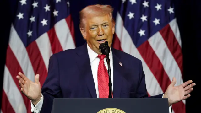 Donald Trump con los brazos abiertos durante una intervención ante legisladores republicanos el martes 6 de enero de 2026