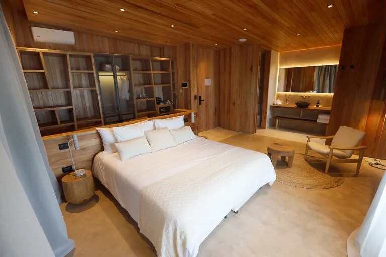 La madera domina el diseño de los interiores