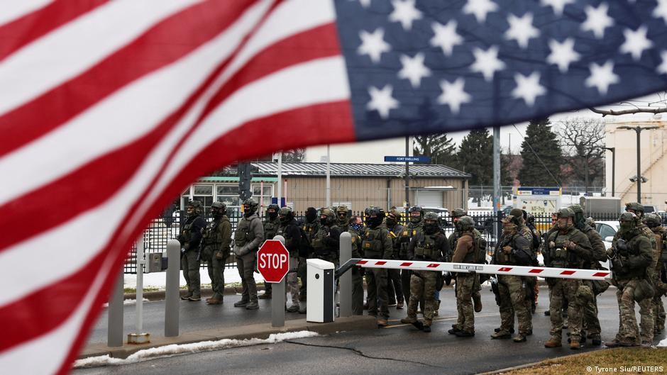 Gobierno de Trump anuncia despliegue policial en Mineápolis – DW – 11/01/2026
