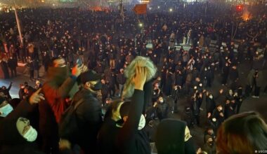 Estallan nuevas protestas en Irán pese a bloqueo de internet – DW – 10/01/2026