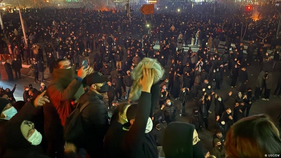 Estallan nuevas protestas en Irán pese a bloqueo de internet – DW – 10/01/2026