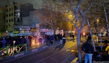 Trump dice que EEUU estudia "opciones muy fuertes" para Irán – DW – 12/01/2026