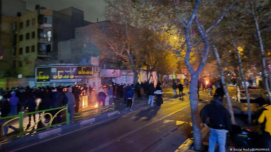 Trump dice que EEUU estudia "opciones muy fuertes" para Irán – DW – 12/01/2026