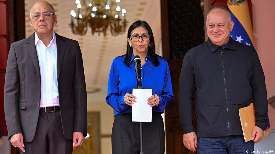 Trump y Rodríguez dan detalles de larga llamada telefónica