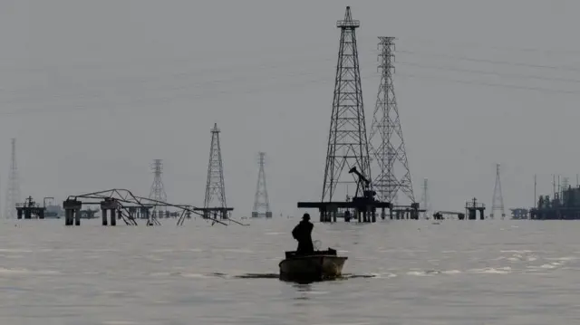 Pozos petroleros en el Lago de Maracaibo.