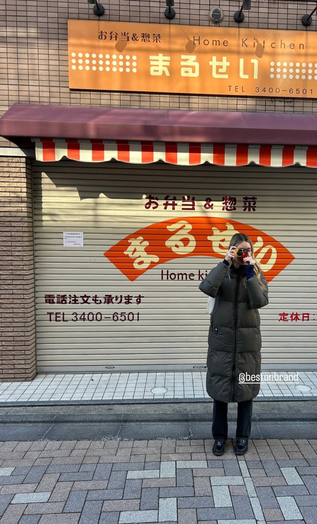 Daniela Figo en Japón de viaje con sus padres Luis Figo y Helene Svedin y sus hermanas. 