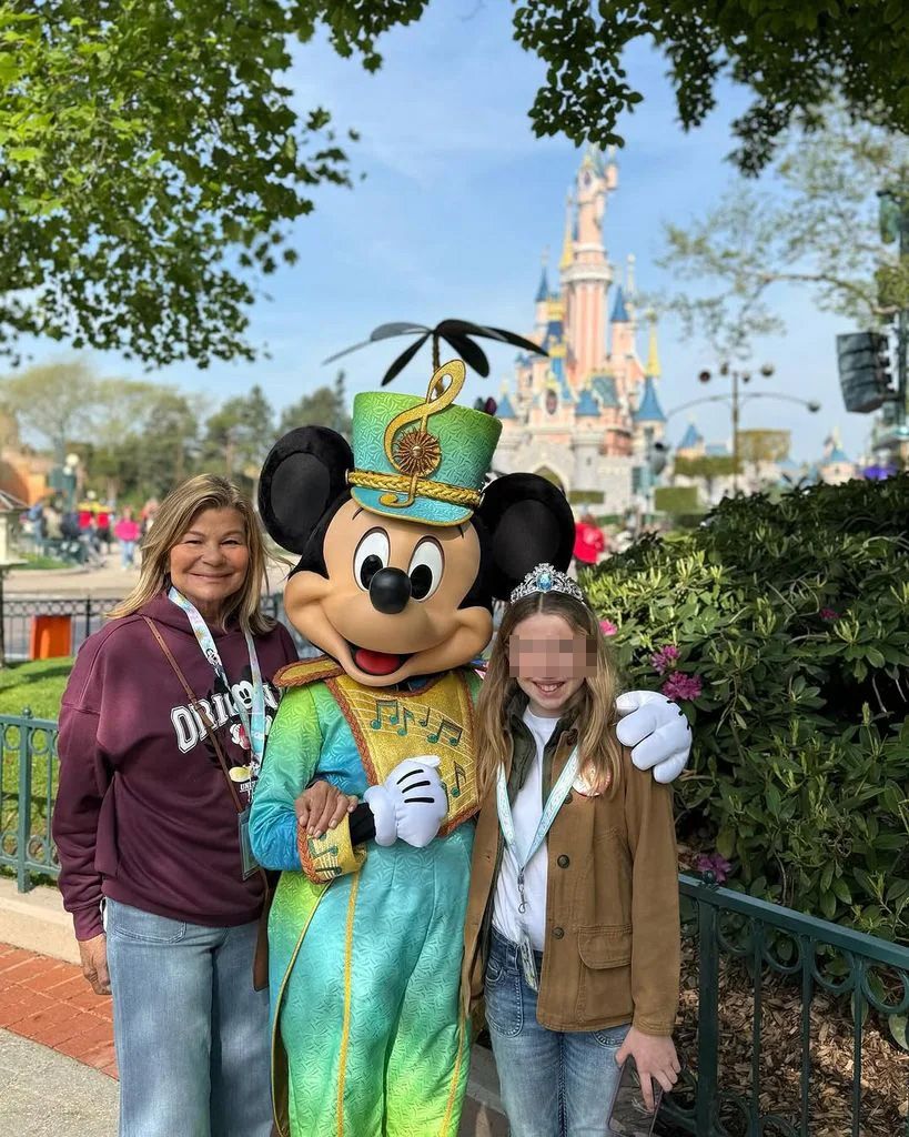 Cari Lapique y Mini Cari, en Disneyland París