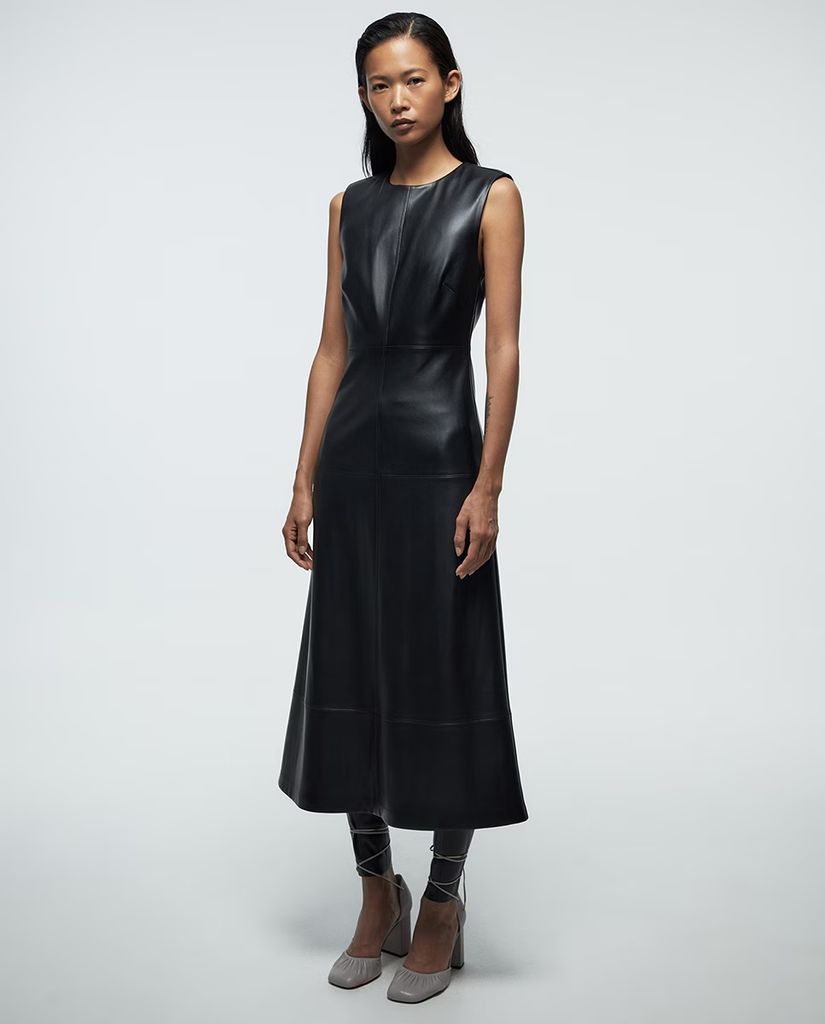 Vestido negro efecto piel de Sfera.