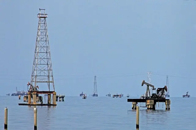 Extracción de petróleo en el lago Maracaibo, Venezuela