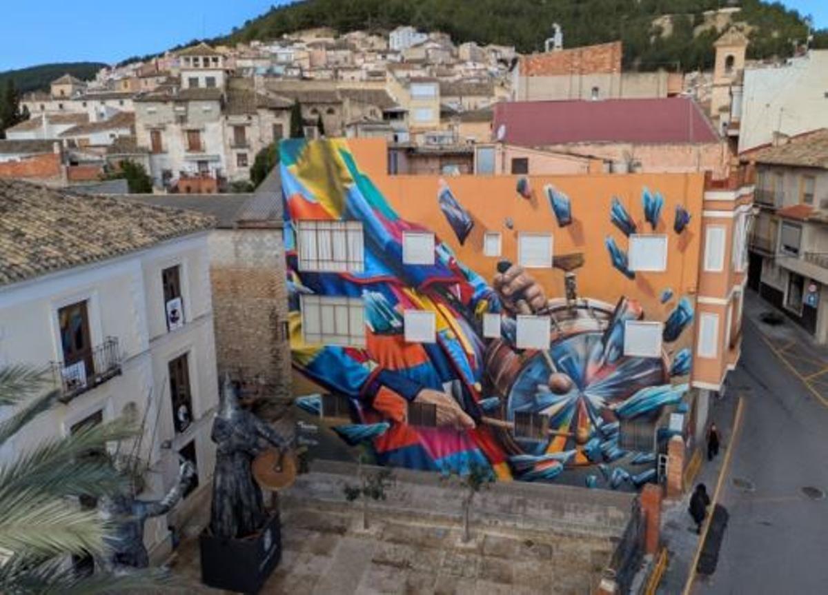 Mural 'De tanto golpear' realizada por Diego As en Moratalla