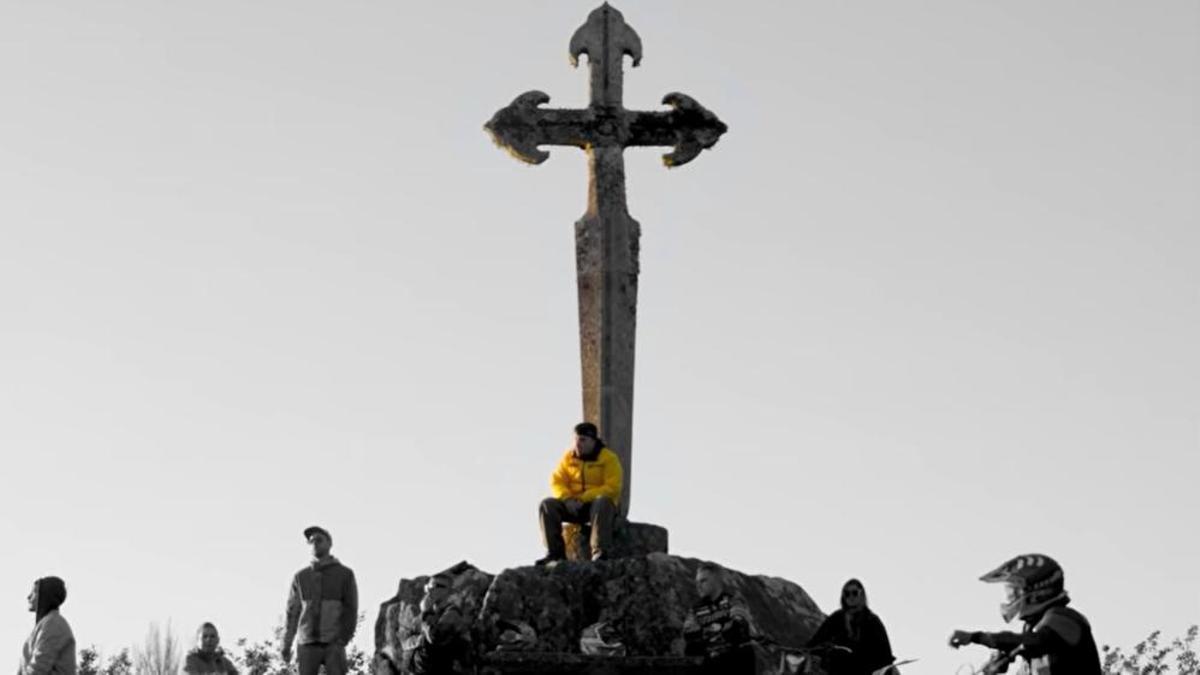 Hard GZ, de amarillo, en la cruz de Santiago de Ermelo durante el rodaje del videoclip «Bueu».