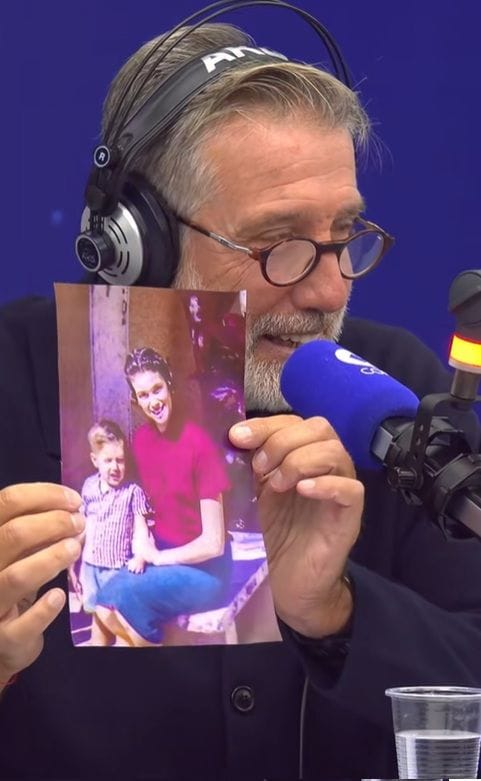 Emilio Aragón con una foto de su madre