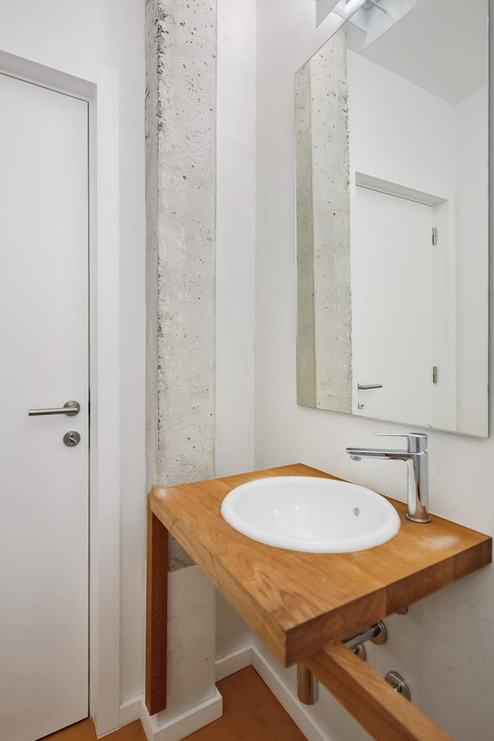 solar estrecho alargado casa dos volumenes patio interior anexo con cúpula