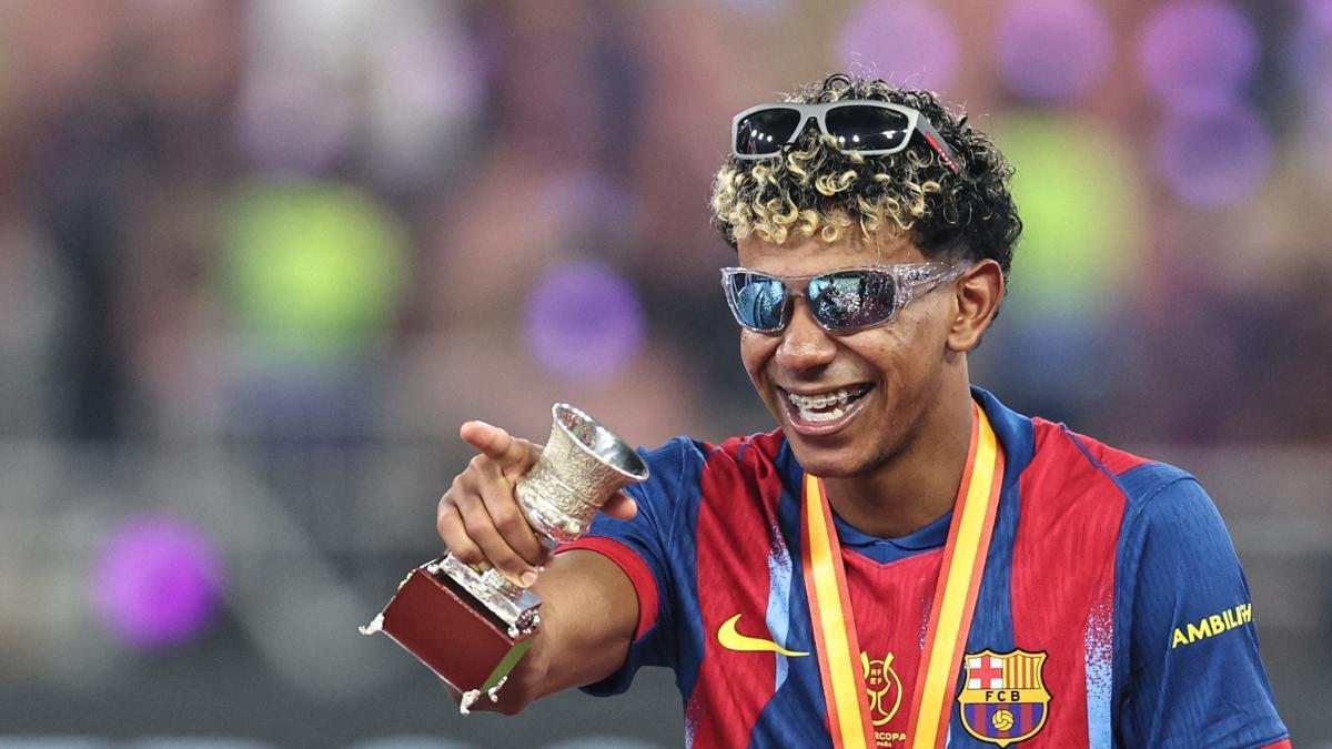 Lamine Yamal con las dos gafas de sol en la celebración de la Supercopa.