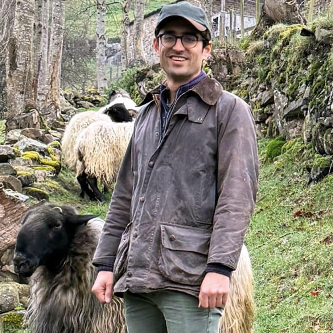 Pepe Gómez-Acebo con sus ovejas paseando