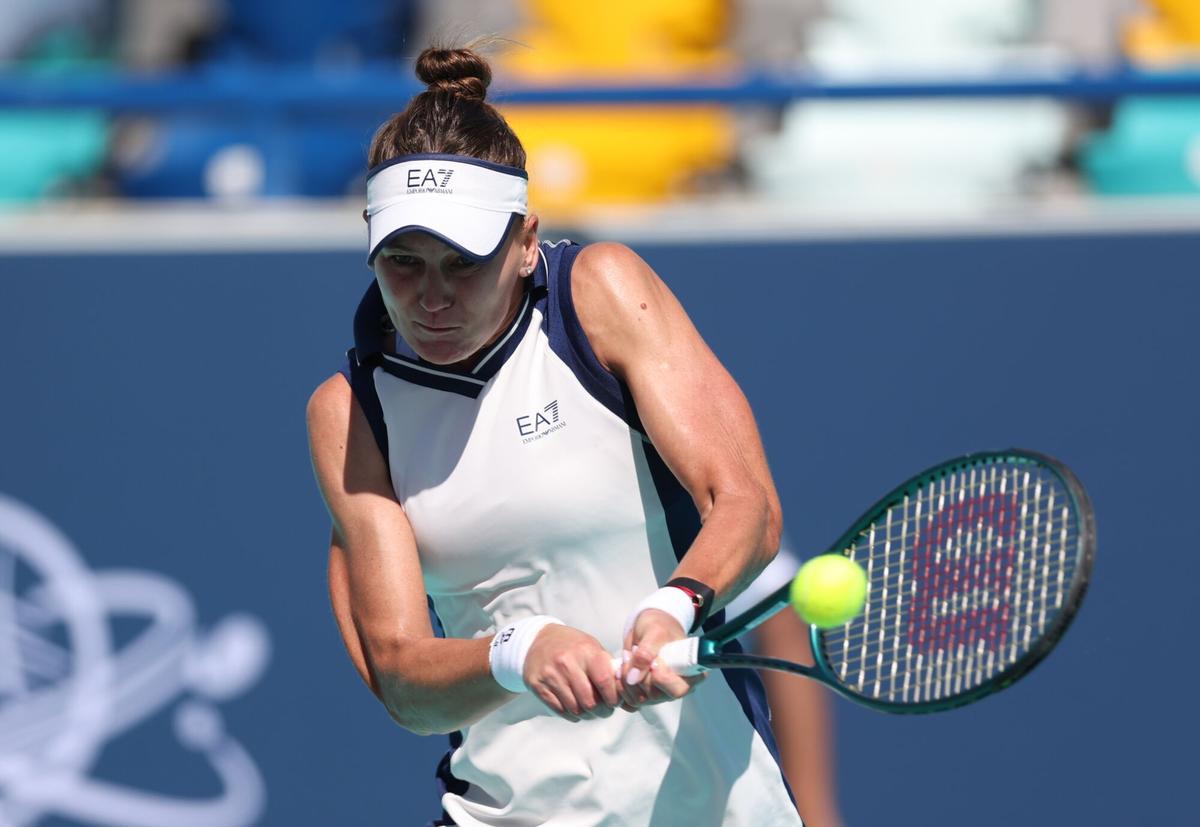 Abu Dhabi (United Arab Emirates), 05/02/2025.- Veronika Kudermetova of Russia in action during the second round match against Belinda Bencic of Switzerland at the WTA Abu Dhabi Open tennis tournament in Abu Dhabi, United Arab Emirates, 05 February 2025. (Tenis, Rusia, Suiza, Emiratos Árabes Unidos) EFE/EPA/ALI HAIDER