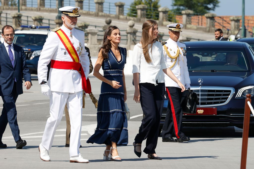 Los reyes Felipe y Letizia con la infanta Sofía en la entrega de la condecoracion a la princesa Leonor con la Orden del Mérito Naval 