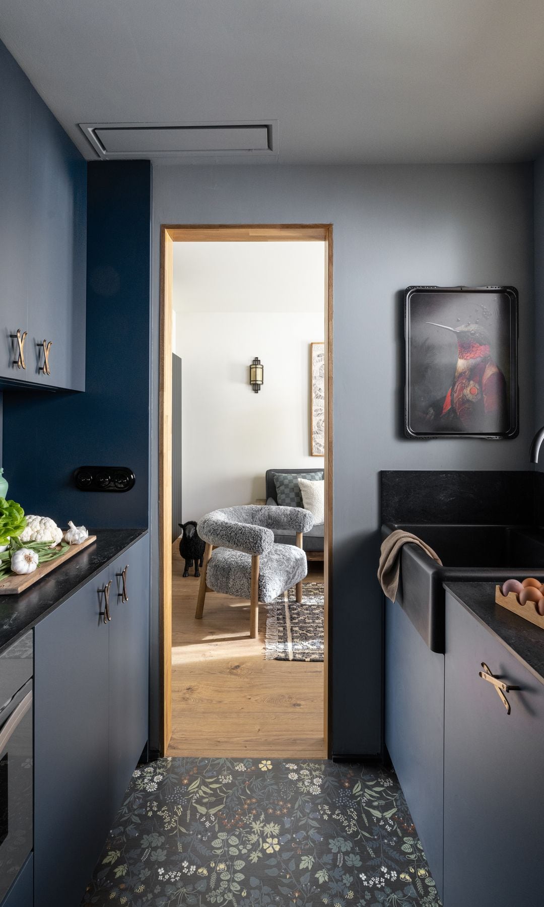 Cocina con muebles en color oscuro