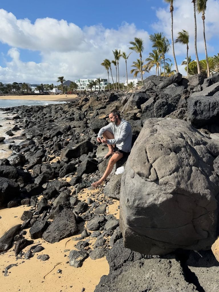 Miguel Barreiro, fotografiado por su chica mientras contemplaba el espectacular paisaje de la isla