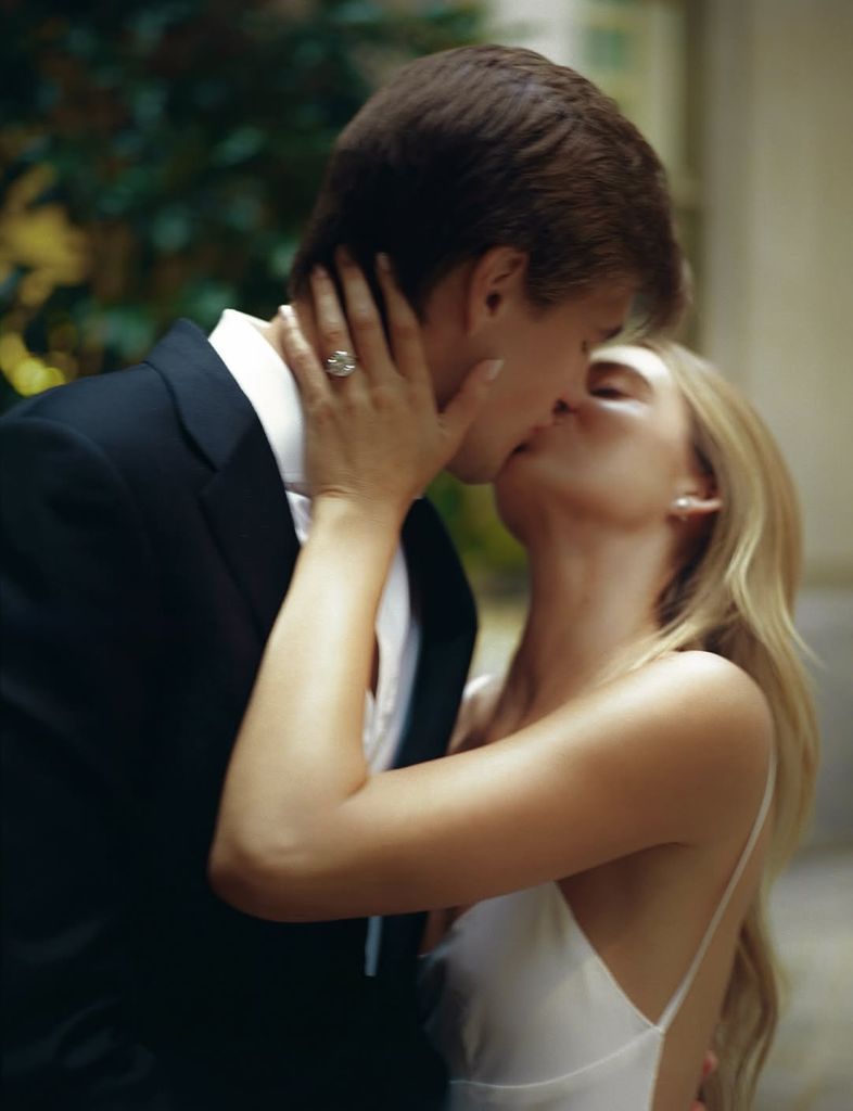 Se fundieron en un apasionado beso