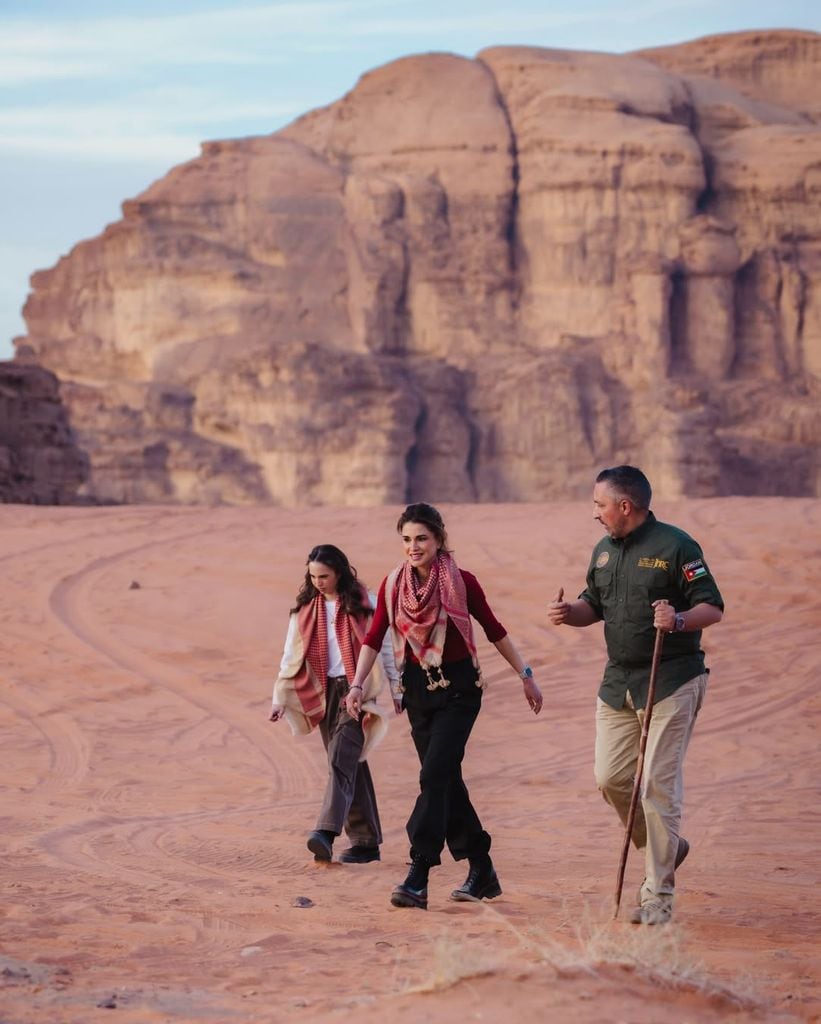 Rania y Salma de Jordania en el Wadi Rum, una zona desértica protegida situada en el sur de Jordania