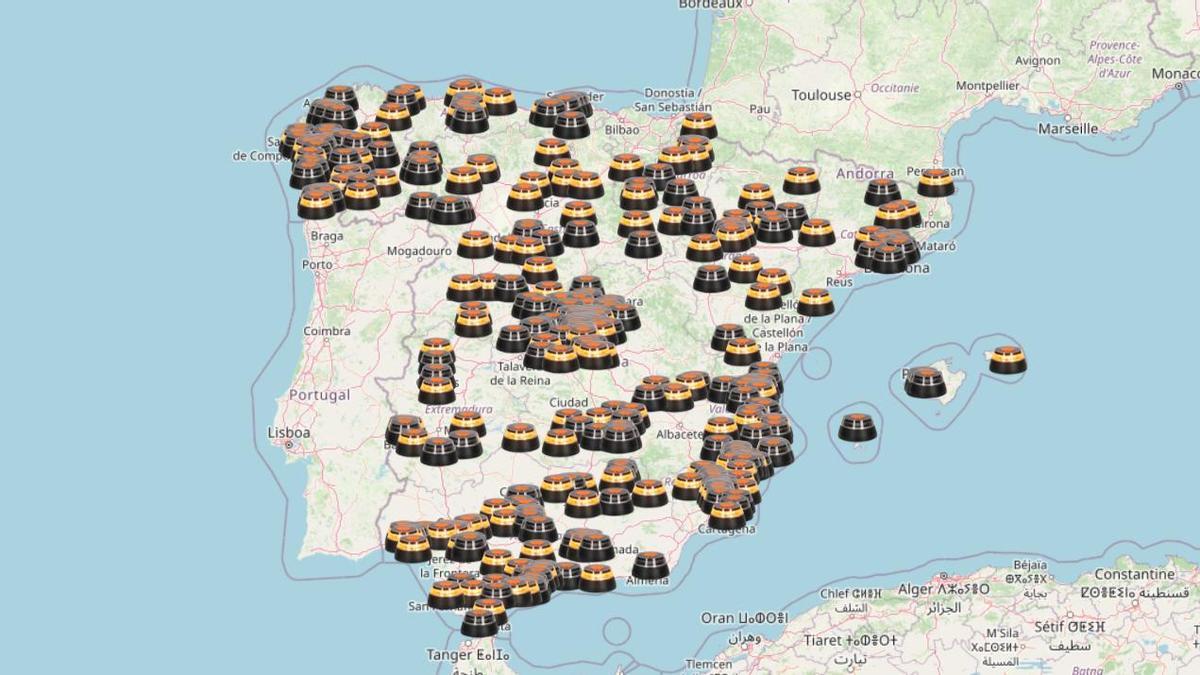 Mapa de las balizas a tiempo real en España. En color naranja, las activas; en negro, las recientes