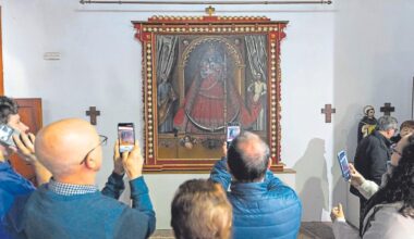 Vecinos fotografían el óleo restaurado de la Virgen de Candelaria