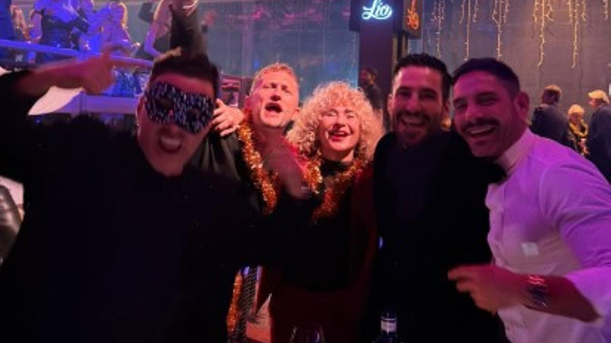 Miguel Ángel Silvestre junto a sus seres queridos en Ibiza