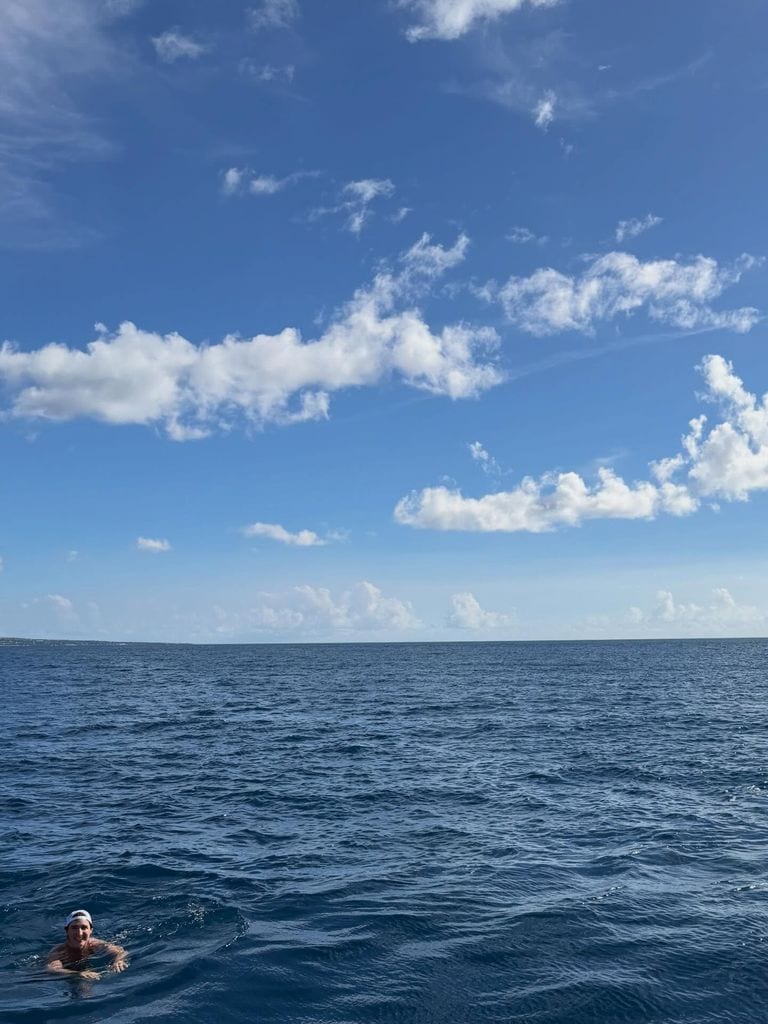 Katy Perry compartió esta foto de su novio Justin Trudeau disfrutando en el mar.