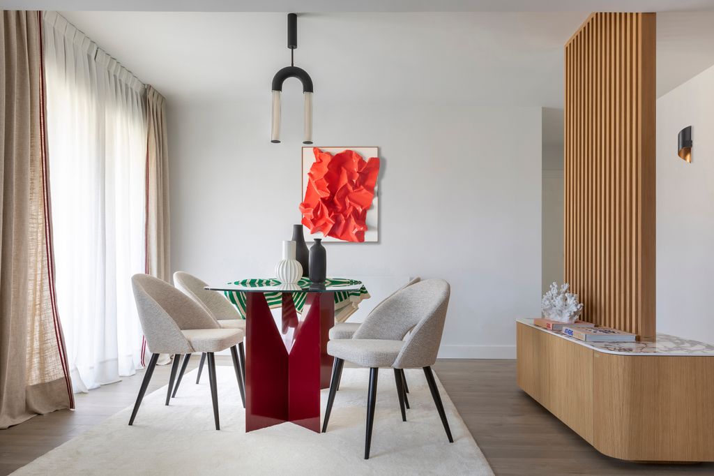 Comedor en el que el arte tiene gran protagonismo