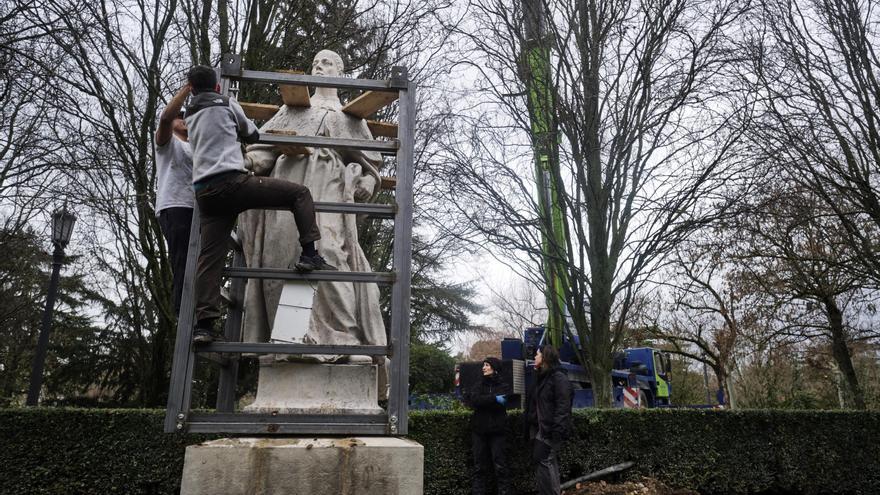 Instaladas en la Taconera tres de las seis estatuas de los reyes de Navarra que estaban en Sarasate