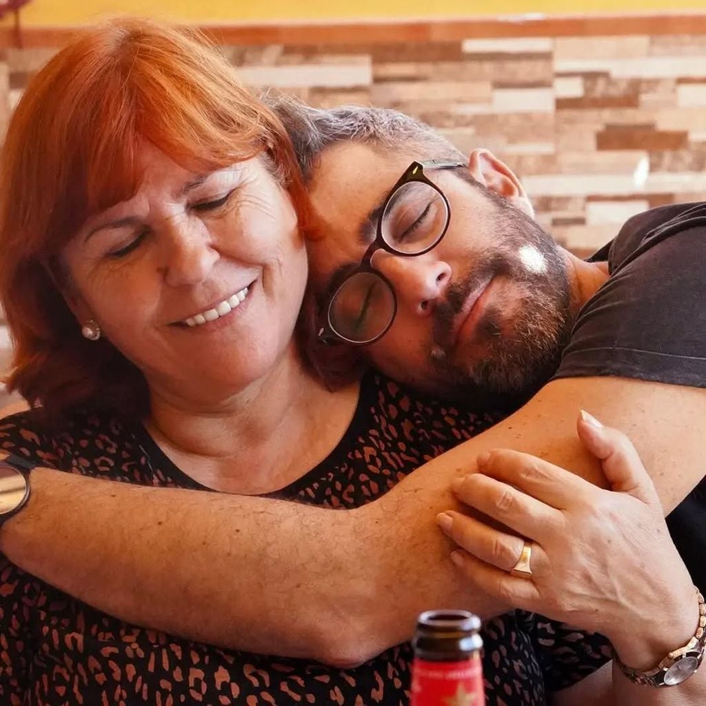 Roberto Leal y su madre Mercedes abrazados