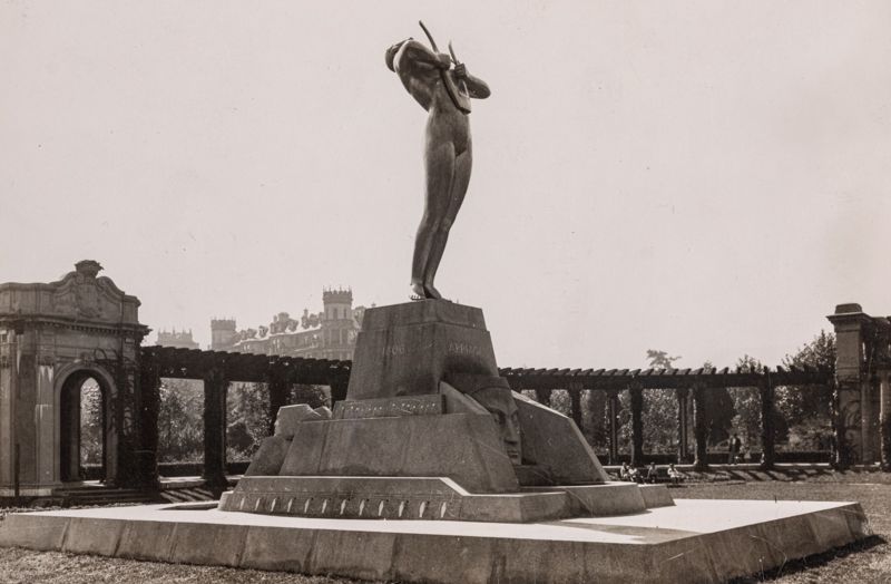 La fuente de Euterpe tal como era en su ubicación en la pérgola del parque de Doña Casilda y como volverá a lucir en el Bellas Artes, ya sin el estanque.
