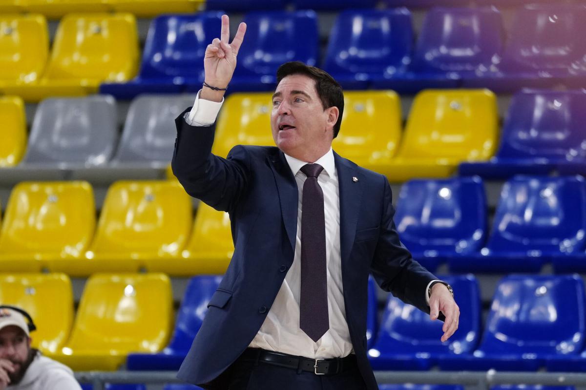 Xavi Pascual da instrucciones a sus jugadores en el partido de este martes ante el Maccabi.