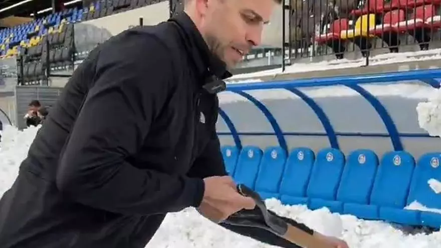 Piqué se pone el mono de faena para quitar nieve: ¡Se juega!