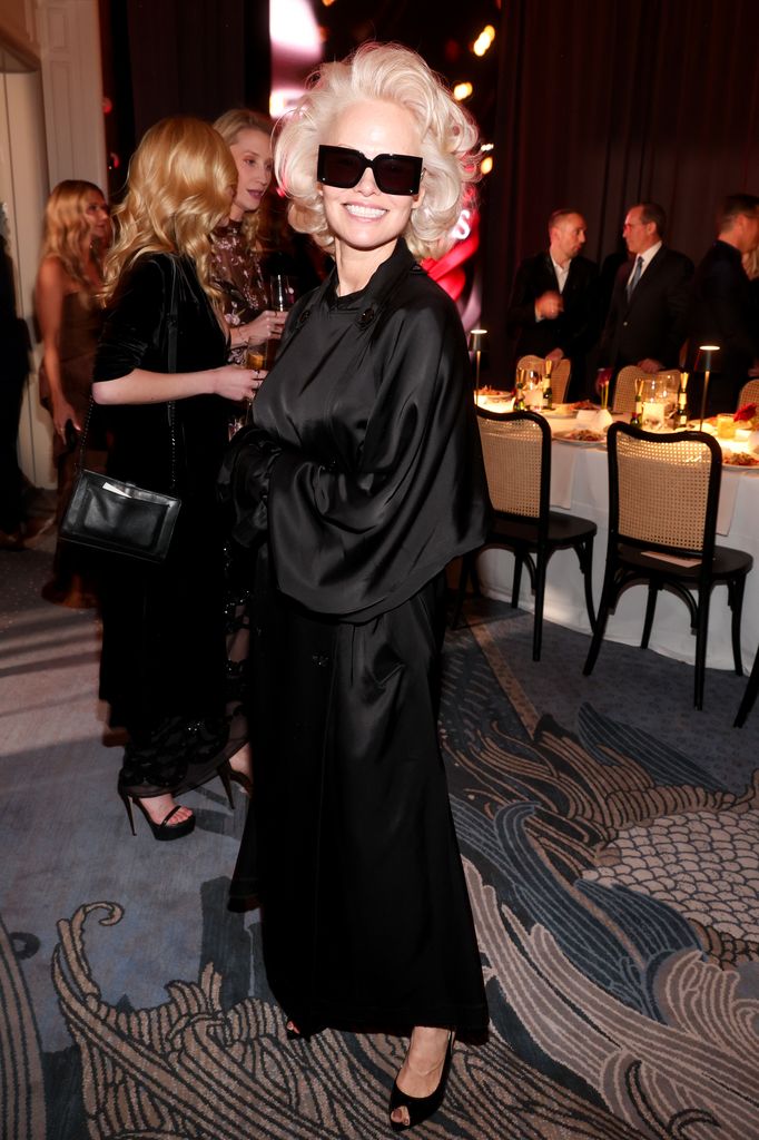 Pamela Anderson en los WWD Style Awards, 2026.