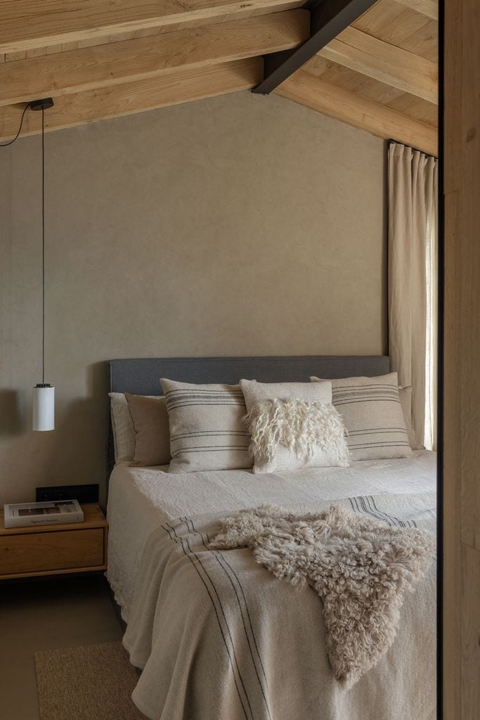 Dormitorio cálido y acogedor