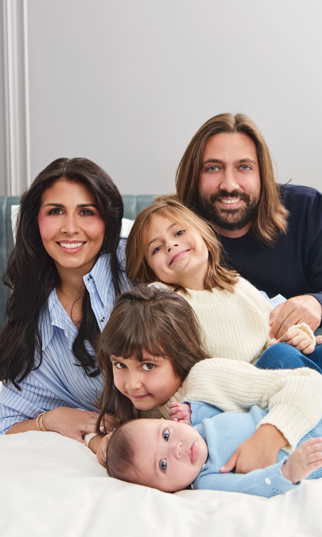 Sara Verdasco y Juan Carmona con sus hijas: las mellizas Carmen y Valentina, de cinco años, y Sara, de cinco meses
