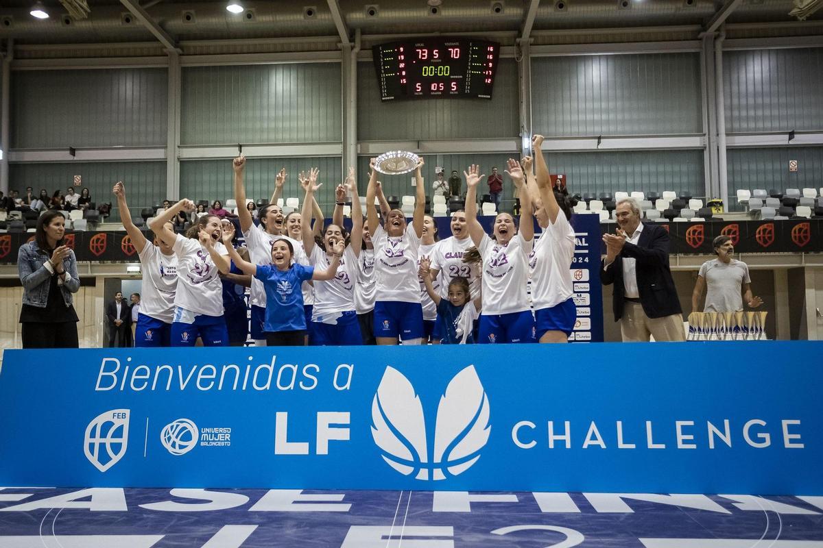 El Nou Bàsquet Femení tras lograr el mayor hito, el ascenso a la Liga Challenge.