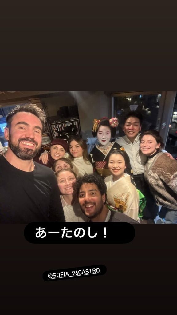 Angélica Rivera y su familia en un restaurante en Tokio.