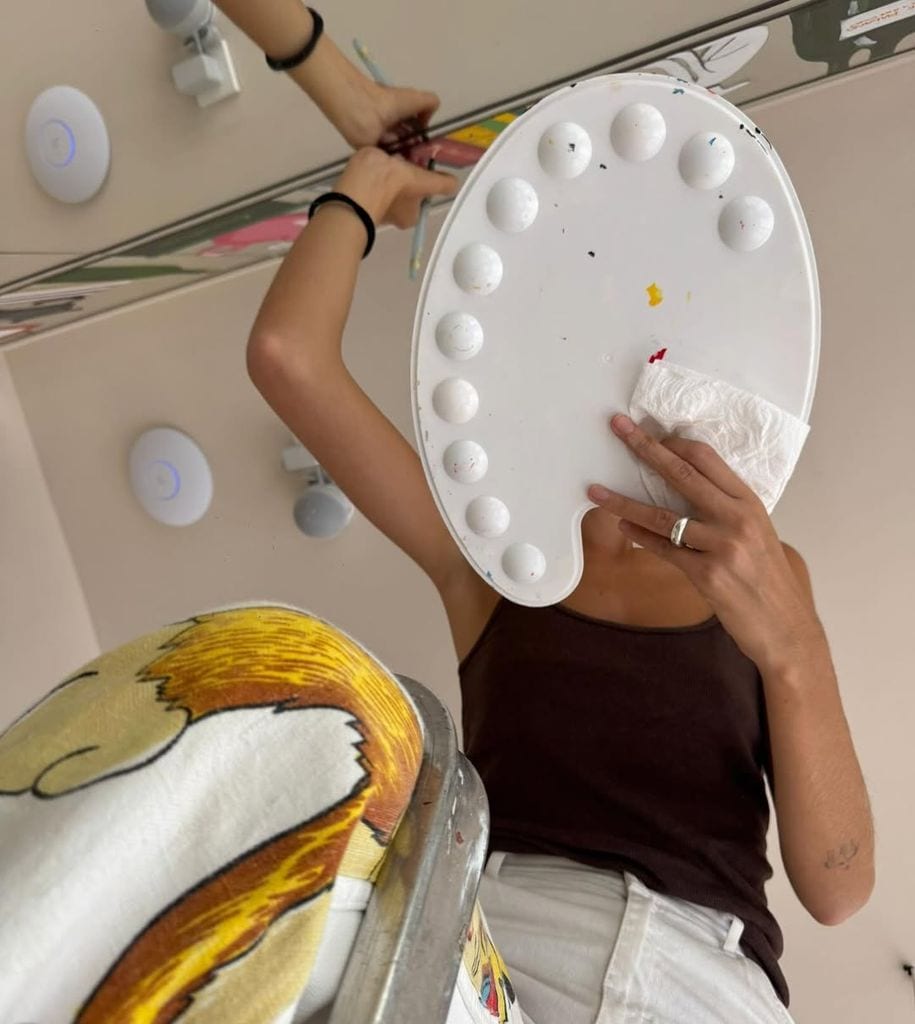 Almudena pintando un espejo 