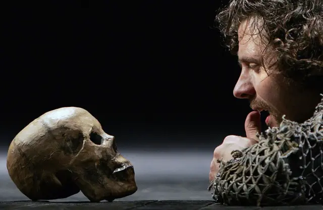 Hamlet mira a una calavera, en una escena del famoso monólogo de la obra de Shakespeare, en un ensayo en Rusia en 2006. 