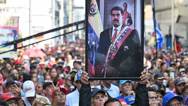 Manifestantes en Caracas con un cuadro con la foto de Nicolás Maduro con la banda presidencial