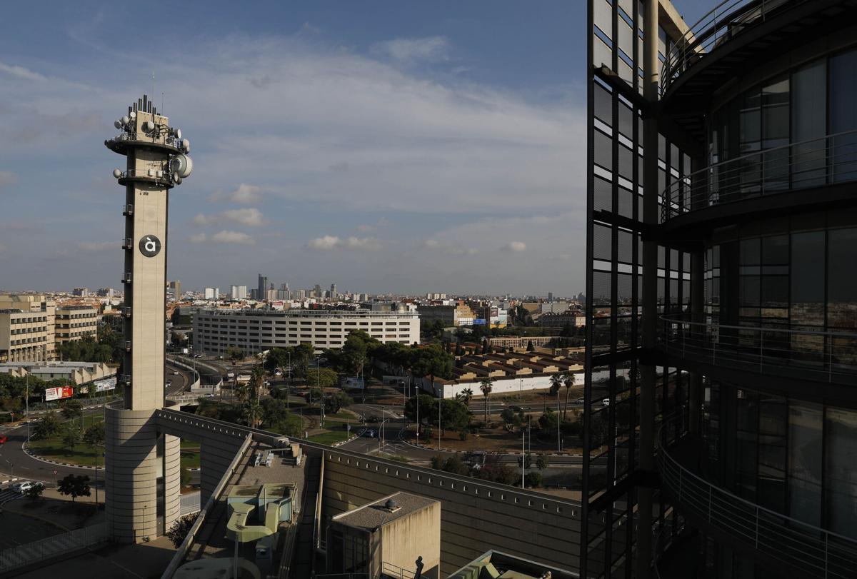 Imagen de archivo de la sede de À Punt en Burjassot. POLITICA/// Logo de Apunt en la torre de las instalaciones de Burjassot