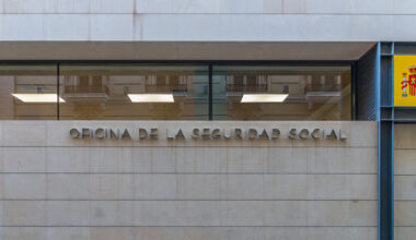 Estos son los 12 principales logros de la Seguridad Social española en 2025 Guía para solicitar cita previa con la Seguridad Social Guía para conocer el estado de tu solicitud de Ingreso Mínimo Vital Guía sobre el complemento de Ayuda para la Infancia del Ingreso Mínimo Vital (IMV) Cómo pedir la prestación por nacimiento y cuidado de menor Cómo obtener el Número de la Seguridad Social Informe de Vida laboral: cómo obtenerlo Cómo pedir el nuevo complemento para reducir la brecha de género junto a la solicitud de su pensión Cómo dar de alta a un beneficiario en la Seguridad Social Importe de las Pensiones 2024 Ya puede consultar on-line el estado de la solicitud de los periodos sucesivos de la prestación por nacimiento y cuidado del menor Guía para solicitar cita previa con la Seguridad Social Guía práctica para simular tu futura jubilación El informe médico de síntesis ya está disponible online ¿Cómo pido el Ingreso Mínimo Vital? Consulta el estado de tu solicitud de prestación identificándote vía SMS Guía para solicitar la recuperación de tus años de cotización por antiguas prácticas formativas Cómo solicitar la Tarjeta Sanitaria Europea Cómo simular tu futura jubilación identificándote vía SMS Guía períodos mínimos de cotización para acceder a las prestaciones de la Seguridad Social Cómo dar de alta a una persona empleada de hogar Guia equiparacion tiempo parcial 5 pasos para darse de alta como autónomo Novedades Simulador IMV Cómo obtener un certificado digital o registrarse en Clave para realizar trámites con la Seguridad Social ¿Conoce las prestaciones familiares por hijo a cargo? Guía para entender tu informe de vida laboral El permiso por nacimiento y cuidado de menor será de 16 semanas para ambos progenitores a partir de enero Guía de cotización de alumnos en prácticas no remuneradas La AEAT habilita un formulario para que los mutualistas jubilados soliciten las devoluciones de IRPF La Seguridad Social habilita nuevos teléfonos de información y gestión de cita previa para pensiones y otras prestaciones Guía para conocer los beneficios de demorar tu jubilación Cómo realizar trámites en el INSS de manera telemática sin certificado digital ni clave Novedades incapacidad temporal Guía sobre el complemento de Ayuda para la Infancia del Ingreso Mínimo Vital (IMV) Novedades del IMV 2024 Qué documentación debo presentar para solicitar el Ingreso Mínimo Vital El convenio especial con la Seguridad Social La pensión de viudedad: preguntas y respuestas 20221003 baja empleada hogar Certificado Integral de Prestaciones Temario oposiciones administrativo Seguridad Social Guía Rápida de la TSE