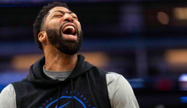 Anthony Davis se ríe a carcajadas.