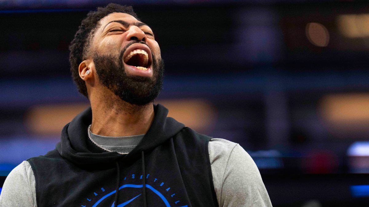 Anthony Davis se ríe a carcajadas.