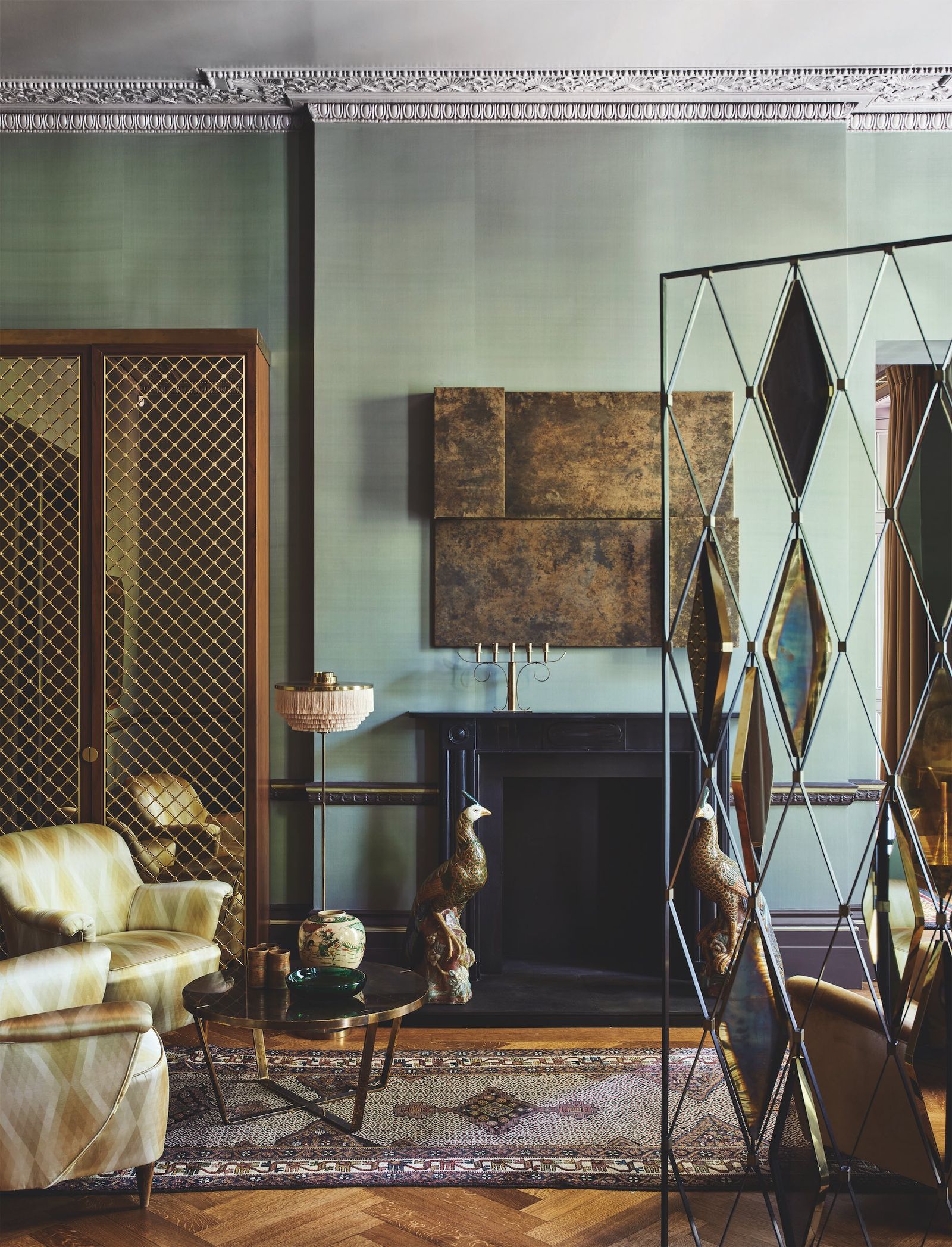 Salón verde con chimenea de estilo clsico