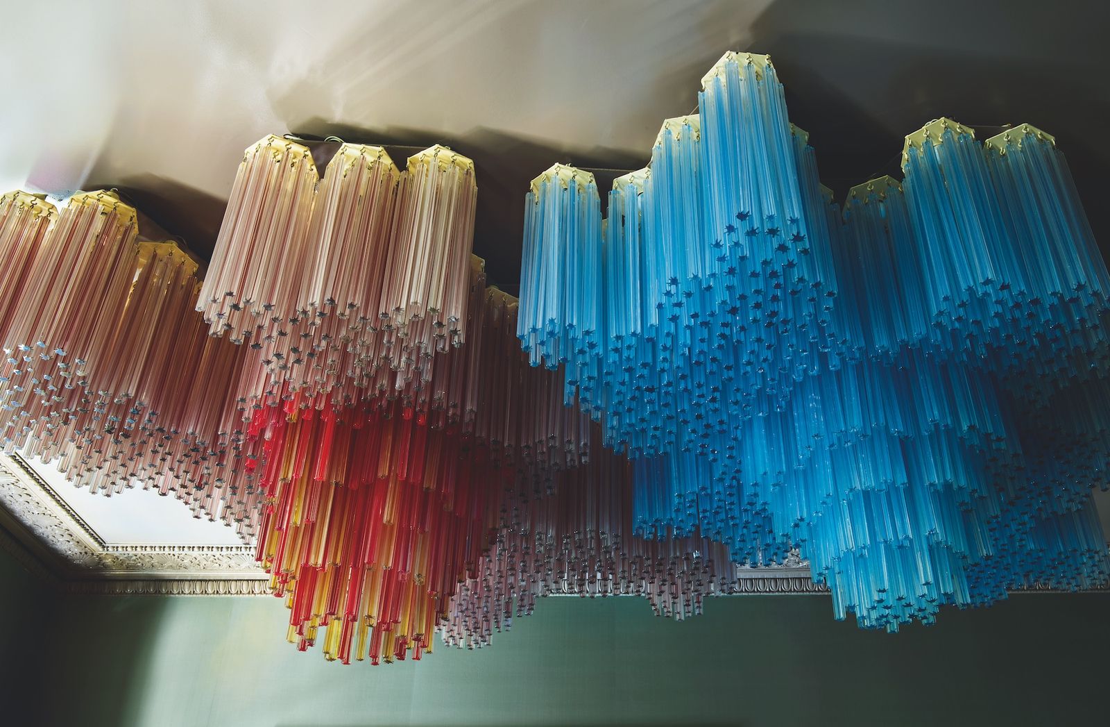 Detalle de araña de cristal bicolor midcentury